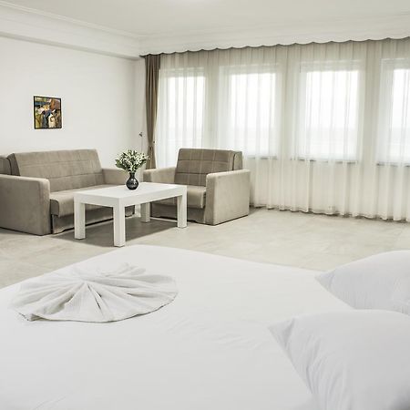 King Hotel Pejë Esterno foto