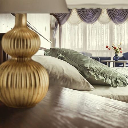 King Hotel Pejë Esterno foto