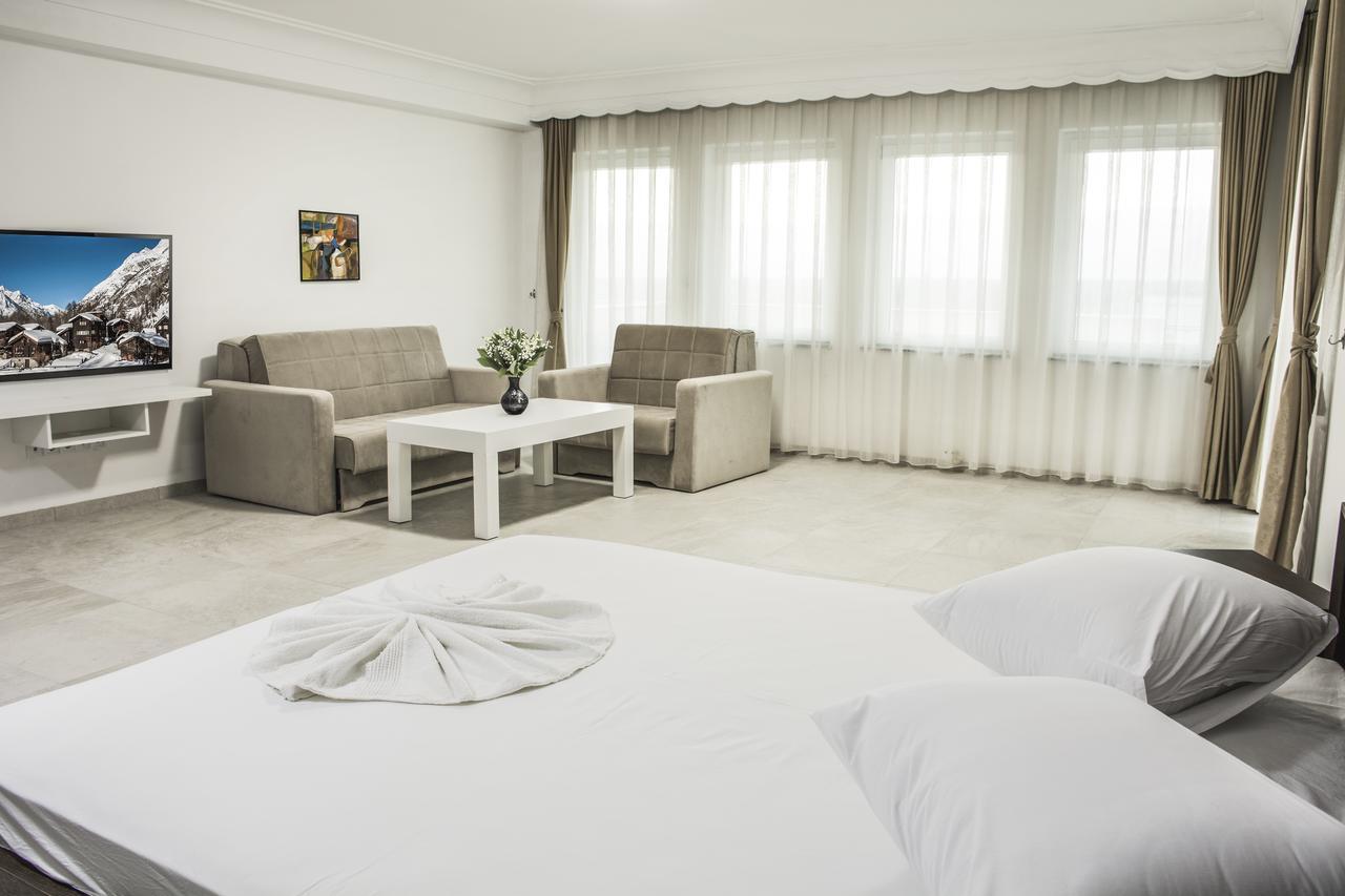 King Hotel Pejë Esterno foto
