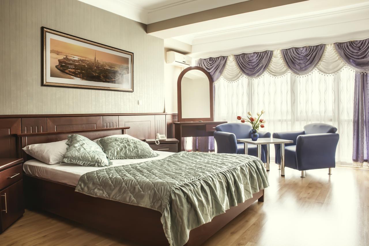 King Hotel Pejë Esterno foto