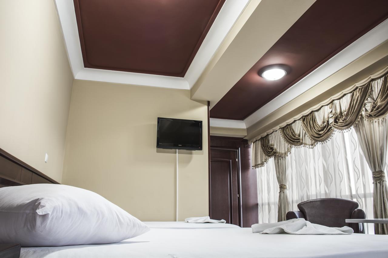King Hotel Pejë Esterno foto