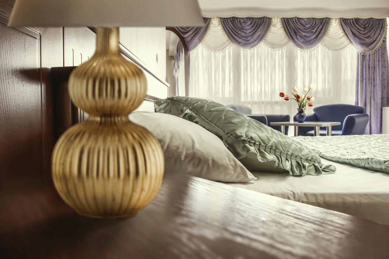King Hotel Pejë Esterno foto