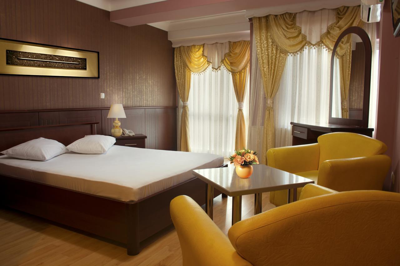 King Hotel Pejë Esterno foto