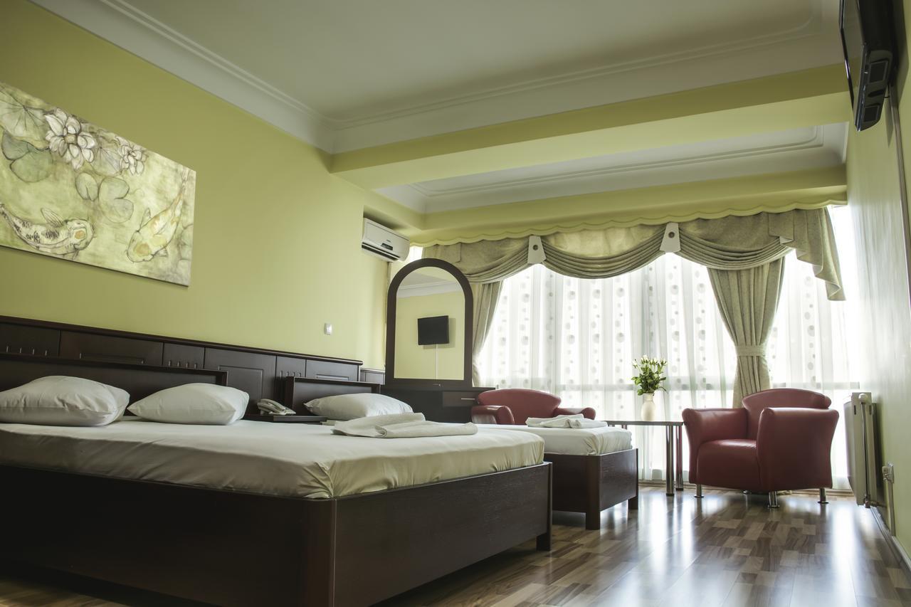 King Hotel Pejë Esterno foto