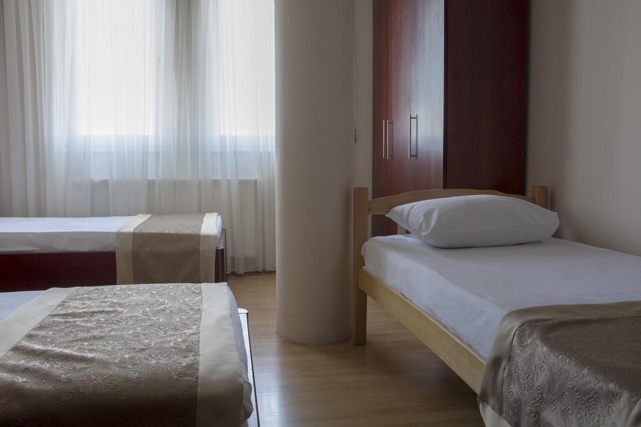 King Hotel Pejë Esterno foto