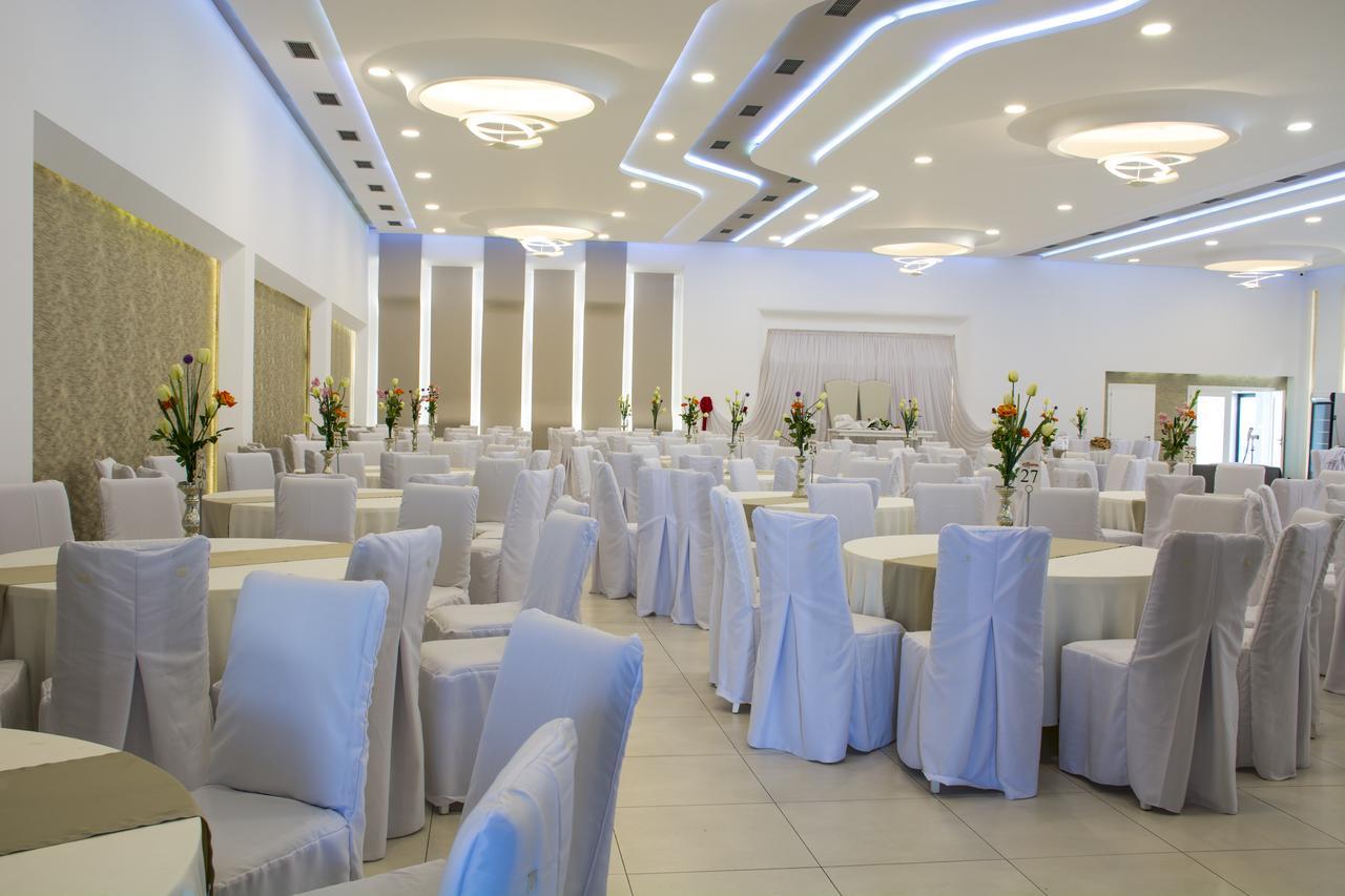 King Hotel Pejë Esterno foto