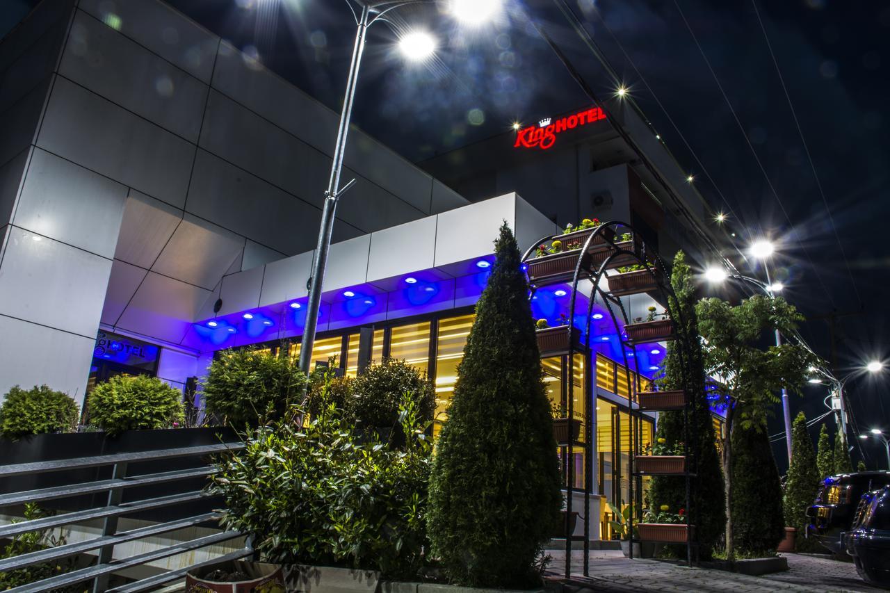 King Hotel Pejë Esterno foto