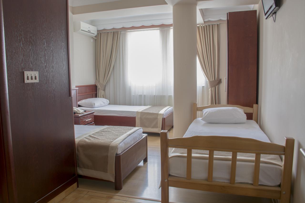 King Hotel Pejë Esterno foto