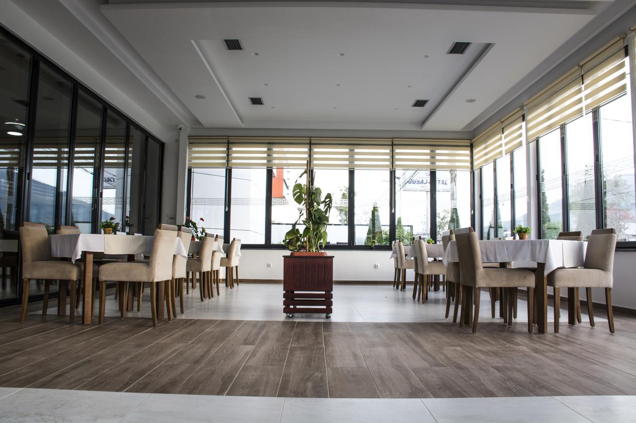 King Hotel Pejë Esterno foto