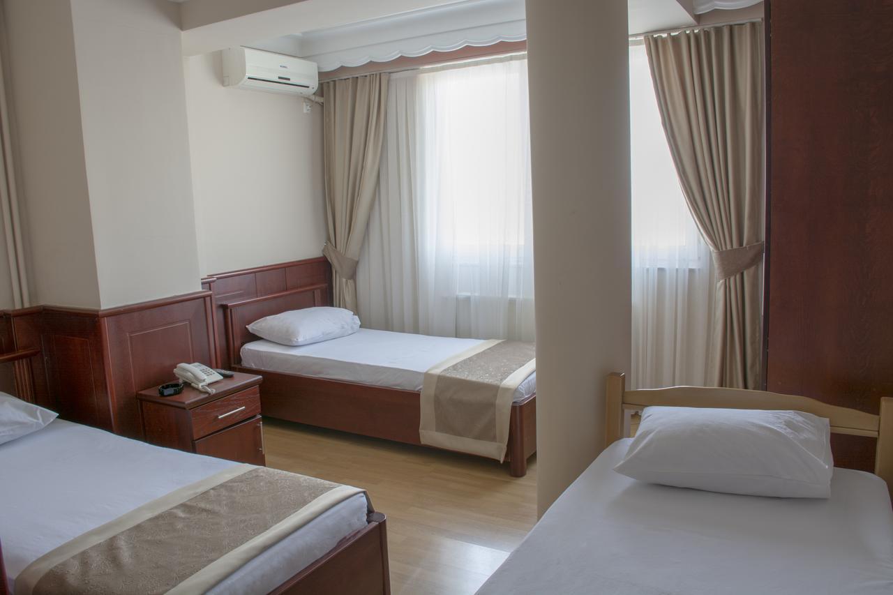 King Hotel Pejë Esterno foto