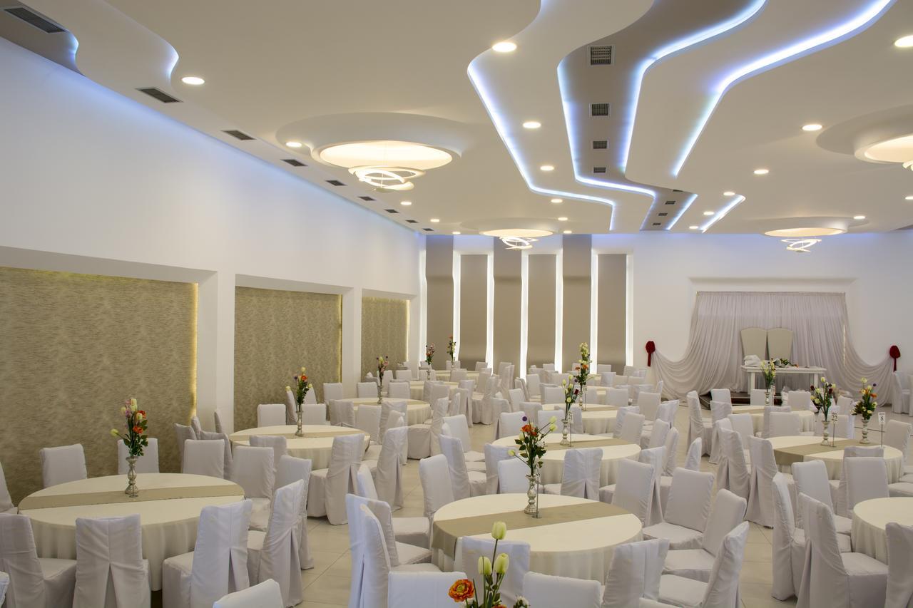 King Hotel Pejë Esterno foto